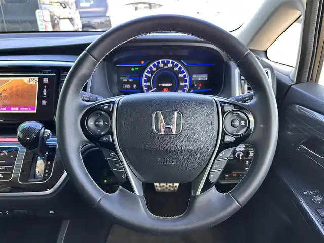 ホンダ オデッセイ ハイブリッド アブソルートセンシングEXパック 宮城県 2016(平28)年 13.1万km ホワイトオーキッドパール Hondaインターナビ＋リンクアップフリー＋ETC車載器（ナビ連動）/マルチビューカメラシステム＋スマートパーキングアシストシステ/＝＝＝/ホンダセンシング/●衝突軽減ブレーキ 〈CMBS〉/●歩行者事故低減ステアリング/●ACC 〈アダプティブ・クルーズ・コントロール〉/●LKAS 〈車線維持支援システム〉/●路外逸脱抑制機能/●誤発進抑制機能/●先行車発進お知らせ機能/●標識認識機能/ブラインドスポットインフォメーション/純正フリップダウンモニター/Hondaインターナビ/【CD/DVD/HDMI/SD/USB/IPOD】/AC100V/1500W/両側パワースライドドア/ハーフレザーシート/運転席パワーシート/WORK18インチアルミホイール/TEIN車高調/TEIN EDFC ACTIVE PRO/LEDヘッドライト/LEDフォグランプ/サンシェード/ステアリングスイッチ/ドアバイザー/純正フロアマット/保証書/取扱説明書/スペアキー/TVキット/純正サスペンション積込