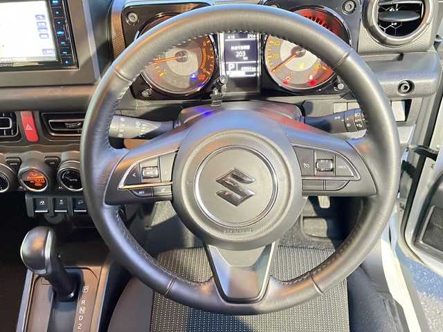 スズキ ジムニー シエラ JC 道東・釧路十勝 2024(令6)年 4.4万km ピュアホワイトP 4WD/社外ナビ/・ワンセグ/BT/CD/ラジオ/バックカメラ/前方ドライブレコーダー/デュアルブレーキサポート/レーンキープアシスト/コーナーセンサー/フロントシートヒーター/アイドリングストップ/クルーズコントロール/ヘッドライトウォッシャー/ヒルディセントコントロール/LEDヘッドライト/プッシュスタート/スマートキー/ETC/フロアマット