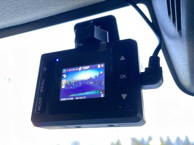 スズキ ジムニー シエラ JC 道東・釧路十勝 2024(令6)年 4.4万km ピュアホワイトP 4WD/社外ナビ/・ワンセグ/BT/CD/ラジオ/バックカメラ/前方ドライブレコーダー/デュアルブレーキサポート/レーンキープアシスト/コーナーセンサー/フロントシートヒーター/アイドリングストップ/クルーズコントロール/ヘッドライトウォッシャー/ヒルディセントコントロール/LEDヘッドライト/プッシュスタート/スマートキー/ETC/フロアマット