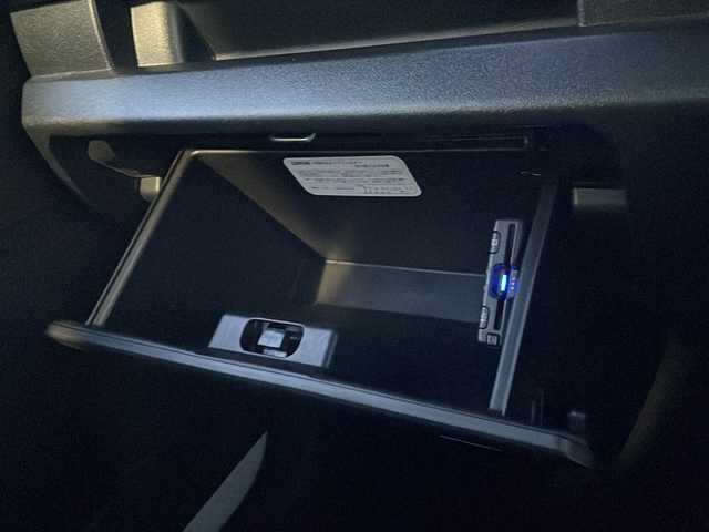 スズキ ジムニー シエラ JC 道東・釧路十勝 2024(令6)年 4.4万km ピュアホワイトP 4WD/社外ナビ/・ワンセグ/BT/CD/ラジオ/バックカメラ/前方ドライブレコーダー/デュアルブレーキサポート/レーンキープアシスト/コーナーセンサー/フロントシートヒーター/アイドリングストップ/クルーズコントロール/ヘッドライトウォッシャー/ヒルディセントコントロール/LEDヘッドライト/プッシュスタート/スマートキー/ETC/フロアマット