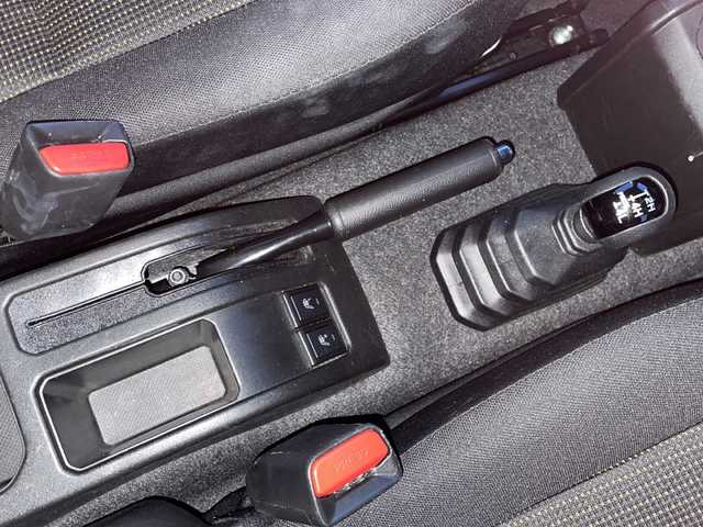 スズキ ジムニー シエラ JC 道東・釧路十勝 2024(令6)年 4.4万km ピュアホワイトP 4WD/社外ナビ/・ワンセグ/BT/CD/ラジオ/バックカメラ/前方ドライブレコーダー/デュアルブレーキサポート/レーンキープアシスト/コーナーセンサー/フロントシートヒーター/アイドリングストップ/クルーズコントロール/ヘッドライトウォッシャー/ヒルディセントコントロール/LEDヘッドライト/プッシュスタート/スマートキー/ETC/フロアマット