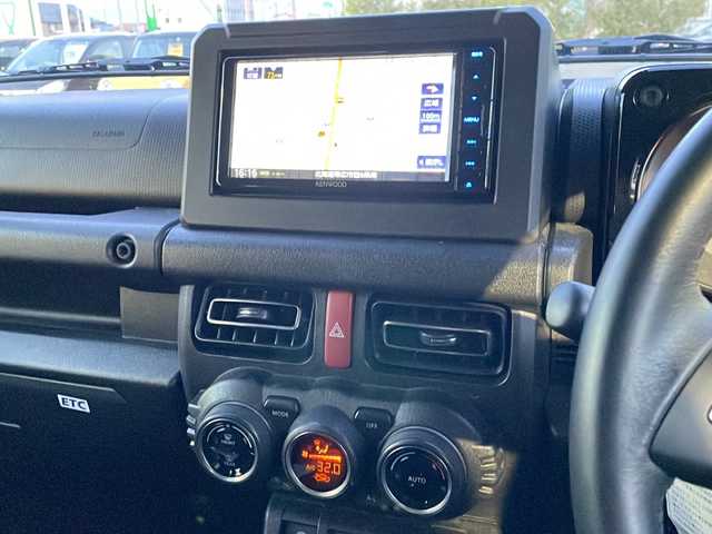 スズキ ジムニー シエラ JC 道東・釧路十勝 2024(令6)年 4.4万km ピュアホワイトP 4WD/社外ナビ/・ワンセグ/BT/CD/ラジオ/バックカメラ/前方ドライブレコーダー/デュアルブレーキサポート/レーンキープアシスト/コーナーセンサー/フロントシートヒーター/アイドリングストップ/クルーズコントロール/ヘッドライトウォッシャー/ヒルディセントコントロール/LEDヘッドライト/プッシュスタート/スマートキー/ETC/フロアマット