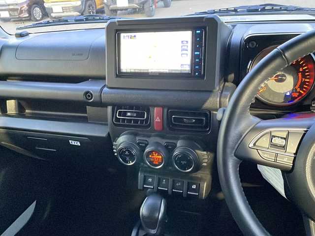 スズキ ジムニー シエラ JC 道東・釧路十勝 2024(令6)年 4.4万km ピュアホワイトP 4WD/社外ナビ/・ワンセグ/BT/CD/ラジオ/バックカメラ/前方ドライブレコーダー/デュアルブレーキサポート/レーンキープアシスト/コーナーセンサー/フロントシートヒーター/アイドリングストップ/クルーズコントロール/ヘッドライトウォッシャー/ヒルディセントコントロール/LEDヘッドライト/プッシュスタート/スマートキー/ETC/フロアマット