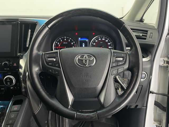 トヨタ アルファード S Cパッケージ 長野県 2018(平30)年 6万km ホワイトパールクリスタルシャイン 4WD/JBLプレミアムサウンド/純正SDナビ&フルセグTV&CD&DVD&USB&BT/純正後席モニター/トヨタセーフティセンス/アダプティブクルーズコントロール/レーントレーシングアシスト/プリクラッシュセーフティ/クリアランスソナー/ブラインドスポットモニター/オートマチックハイビーム/ロードサインアシスト/先行車発進告知/デジタルインナーミラー/両側パワースライドドア/パワーバックドア/レザーシート/前席エアシート/前席シートヒーター/前席パワーシート/ステアリングスイッチ/ステアリングヒーター/2列目サンシェード/ウォークスルー/オットマン/バックカメラ/ビルトインETC2.0/三眼LEDヘッドライト/オートライト/フロントフォグランプ/電動格納ミラー/ウィンカーミラー/電動ホールド/オートホールド/純正18インチAW装着/純正フロアマット/プッシュスタート/スマートキー/スペアキー1本