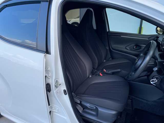 トヨタ ヤリス X 愛知県 2020(令2)年 1.7万km スーパーホワイトⅡ 純正ディスプレイオーディオナビ/フルセグ/Bluetooth/バックカメラ/コーナーセンサー/オートマチックハイビーム/ドライブレコーダー/ETC/衝突軽減システム/ステアリングスイッチ