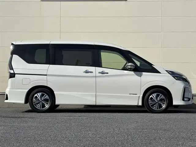 日産 セレナ e－パワー ハイウェイスター V 茨城県 2021(令3)年 5.2万km ブリリアントホワイトパール 純正ナビ/　(AM/FM/CD/DVD/Bluetooth/フルセグ)/全方位カメラ/前方ドライブレコーダー/クルーズコントロール/両側パワースライドドア/ETC/LEDヘッドライト/W(後席)エアコン/３列シート/前後コーナーセンサー/オートライト/パワーステアリング/W+サイド&カーテンエアバック/純正アルミホイール