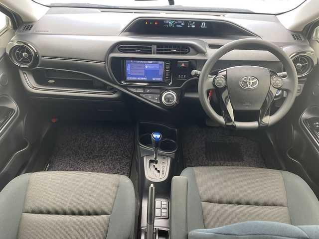 トヨタ アクア S スタイルブラック 沖縄県 2017(平29)年 7.5万km ライムホワイトパールクリスタルシャイン 禁煙車　/純正ナビ【NSCD-W66】　/(フルセグＴＶ　DVD ＢＬＵＥＴＯＯＴＨ　ＡＵＸ　ＳＤ)　　/バックモニター　/ビルトインＥＴＣ　/ドライブレコーダー/トヨタセーフティセンス　/・衝突被害軽減ブレーキ (プリクラッシュセーフティ)																																																																										/・車線はみ出しアラート (レーンディパーチャーアラート)																									/・自動ハイビーム (オートマチックハイビーム)																									/社外15インチアルミホイール　/オートライト/プッシュスタート/スマートキー/ドアバイザー