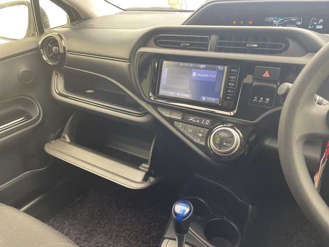 トヨタ アクア S スタイルブラック 沖縄県 2017(平29)年 7.5万km ライムホワイトパールクリスタルシャイン 禁煙車　/純正ナビ【NSCD-W66】　/(フルセグＴＶ　DVD ＢＬＵＥＴＯＯＴＨ　ＡＵＸ　ＳＤ)　　/バックモニター　/ビルトインＥＴＣ　/ドライブレコーダー/トヨタセーフティセンス　/・衝突被害軽減ブレーキ (プリクラッシュセーフティ)																																																																										/・車線はみ出しアラート (レーンディパーチャーアラート)																									/・自動ハイビーム (オートマチックハイビーム)																									/社外15インチアルミホイール　/オートライト/プッシュスタート/スマートキー/ドアバイザー