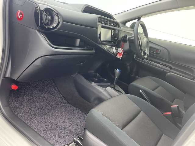 トヨタ アクア S スタイルブラック 沖縄県 2017(平29)年 7.5万km ライムホワイトパールクリスタルシャイン 禁煙車　/純正ナビ【NSCD-W66】　/(フルセグＴＶ　DVD ＢＬＵＥＴＯＯＴＨ　ＡＵＸ　ＳＤ)　　/バックモニター　/ビルトインＥＴＣ　/ドライブレコーダー/トヨタセーフティセンス　/・衝突被害軽減ブレーキ (プリクラッシュセーフティ)																																																																										/・車線はみ出しアラート (レーンディパーチャーアラート)																									/・自動ハイビーム (オートマチックハイビーム)																									/社外15インチアルミホイール　/オートライト/プッシュスタート/スマートキー/ドアバイザー