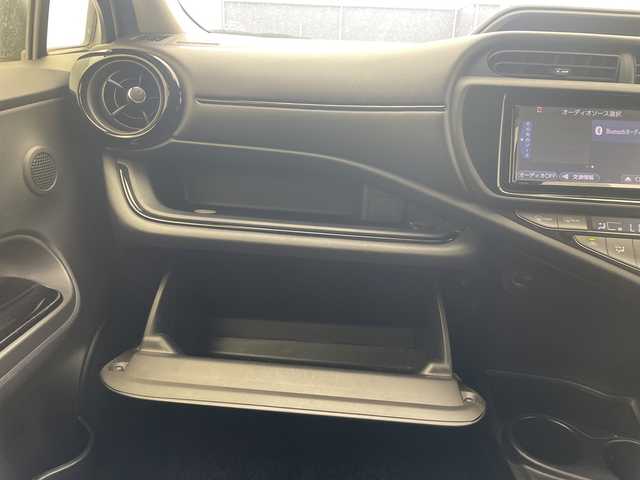 トヨタ アクア S スタイルブラック 沖縄県 2017(平29)年 7.5万km ライムホワイトパールクリスタルシャイン 禁煙車　/純正ナビ【NSCD-W66】　/(フルセグＴＶ　DVD ＢＬＵＥＴＯＯＴＨ　ＡＵＸ　ＳＤ)　　/バックモニター　/ビルトインＥＴＣ　/ドライブレコーダー/トヨタセーフティセンス　/・衝突被害軽減ブレーキ (プリクラッシュセーフティ)																																																																										/・車線はみ出しアラート (レーンディパーチャーアラート)																									/・自動ハイビーム (オートマチックハイビーム)																									/社外15インチアルミホイール　/オートライト/プッシュスタート/スマートキー/ドアバイザー