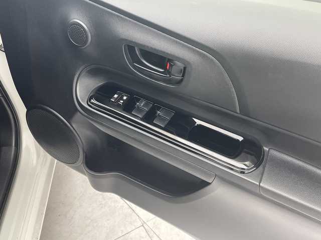 トヨタ アクア S スタイルブラック 沖縄県 2017(平29)年 7.5万km ライムホワイトパールクリスタルシャイン 禁煙車　/純正ナビ【NSCD-W66】　/(フルセグＴＶ　DVD ＢＬＵＥＴＯＯＴＨ　ＡＵＸ　ＳＤ)　　/バックモニター　/ビルトインＥＴＣ　/ドライブレコーダー/トヨタセーフティセンス　/・衝突被害軽減ブレーキ (プリクラッシュセーフティ)																																																																										/・車線はみ出しアラート (レーンディパーチャーアラート)																									/・自動ハイビーム (オートマチックハイビーム)																									/社外15インチアルミホイール　/オートライト/プッシュスタート/スマートキー/ドアバイザー