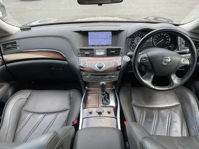 日産 シーマ ハイブリッド VIP G 山口県 2014(平26)年 4.5万km ガーネットブラック サンルーフ/BOSEサウンド/後席プライベートシアターシステム/電動サンシェード/純正ナビ/(TV/CD/DVD/BT/FM/AM)/バックカメラ/レーダークルーズコントロール/レーンキープアシスト/横滑り防止機能/プッシュスタート/スマートキー/オートライト/キセノンヘッドライト/フォグランプ/本革シート/全席パワーシート/全席シートヒーター/全席エアシート/助手席オットマン/革巻ステアリング/ステアリングリモコン/電動格納ミラー/純正18インチアルミホイール/純正フロアマット/ETC