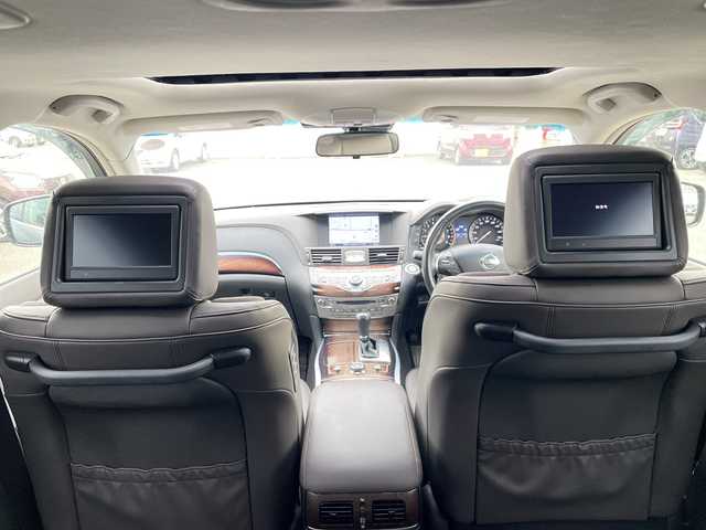 日産 シーマ ハイブリッド VIP G 山口県 2014(平26)年 4.5万km ガーネットブラック サンルーフ/BOSEサウンド/後席プライベートシアターシステム/電動サンシェード/純正ナビ/(TV/CD/DVD/BT/FM/AM)/バックカメラ/レーダークルーズコントロール/レーンキープアシスト/横滑り防止機能/プッシュスタート/スマートキー/オートライト/キセノンヘッドライト/フォグランプ/本革シート/全席パワーシート/全席シートヒーター/全席エアシート/助手席オットマン/革巻ステアリング/ステアリングリモコン/電動格納ミラー/純正18インチアルミホイール/純正フロアマット/ETC