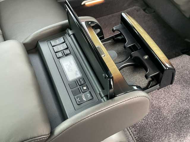 日産 シーマ ハイブリッド VIP G 山口県 2014(平26)年 4.5万km ガーネットブラック サンルーフ/BOSEサウンド/後席プライベートシアターシステム/電動サンシェード/純正ナビ/(TV/CD/DVD/BT/FM/AM)/バックカメラ/レーダークルーズコントロール/レーンキープアシスト/横滑り防止機能/プッシュスタート/スマートキー/オートライト/キセノンヘッドライト/フォグランプ/本革シート/全席パワーシート/全席シートヒーター/全席エアシート/助手席オットマン/革巻ステアリング/ステアリングリモコン/電動格納ミラー/純正18インチアルミホイール/純正フロアマット/ETC