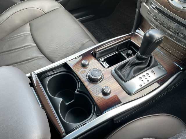 日産 シーマ ハイブリッド VIP G 山口県 2014(平26)年 4.5万km ガーネットブラック サンルーフ/BOSEサウンド/後席プライベートシアターシステム/電動サンシェード/純正ナビ/(TV/CD/DVD/BT/FM/AM)/バックカメラ/レーダークルーズコントロール/レーンキープアシスト/横滑り防止機能/プッシュスタート/スマートキー/オートライト/キセノンヘッドライト/フォグランプ/本革シート/全席パワーシート/全席シートヒーター/全席エアシート/助手席オットマン/革巻ステアリング/ステアリングリモコン/電動格納ミラー/純正18インチアルミホイール/純正フロアマット/ETC