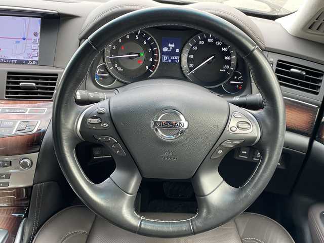 日産 シーマ ハイブリッド VIP G 山口県 2014(平26)年 4.5万km ガーネットブラック サンルーフ/BOSEサウンド/後席プライベートシアターシステム/電動サンシェード/純正ナビ/(TV/CD/DVD/BT/FM/AM)/バックカメラ/レーダークルーズコントロール/レーンキープアシスト/横滑り防止機能/プッシュスタート/スマートキー/オートライト/キセノンヘッドライト/フォグランプ/本革シート/全席パワーシート/全席シートヒーター/全席エアシート/助手席オットマン/革巻ステアリング/ステアリングリモコン/電動格納ミラー/純正18インチアルミホイール/純正フロアマット/ETC