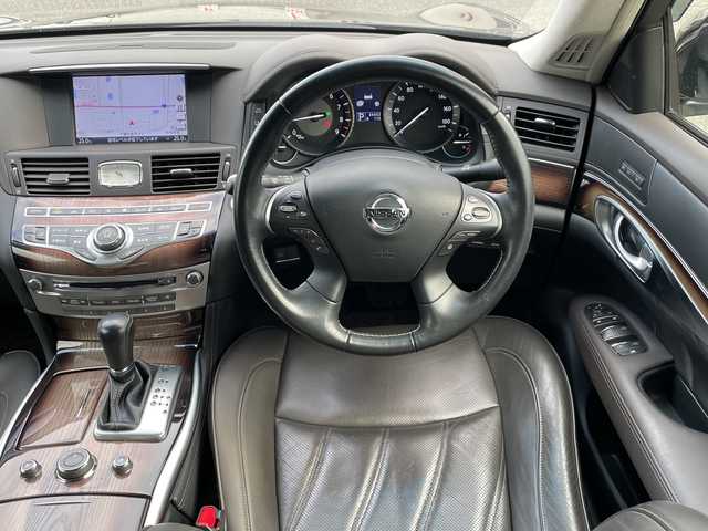 日産 シーマ ハイブリッド VIP G 山口県 2014(平26)年 4.5万km ガーネットブラック サンルーフ/BOSEサウンド/後席プライベートシアターシステム/電動サンシェード/純正ナビ/(TV/CD/DVD/BT/FM/AM)/バックカメラ/レーダークルーズコントロール/レーンキープアシスト/横滑り防止機能/プッシュスタート/スマートキー/オートライト/キセノンヘッドライト/フォグランプ/本革シート/全席パワーシート/全席シートヒーター/全席エアシート/助手席オットマン/革巻ステアリング/ステアリングリモコン/電動格納ミラー/純正18インチアルミホイール/純正フロアマット/ETC