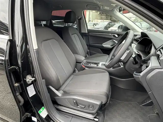 アウディ アウディ Ｑ３ 35TFSI アドバンスド 神奈川県 2022(令4)年 1.3万km ミトスブラックメタリック 純正メモリナビ/BT/B/S/Fカメラ/アダプティブドライブアシスト/アダプティブクルーズコントロール/ドライバーアシストシステム/速度警報/接近警報/レーン逸脱警報/コーナーセンサー/エレクトロニックスタビリティコントロール/アウディプレセンス/前後ドラレコ/ETC2.0/D.N席パワーシート/D.N席シートヒーター/センサー制御式テールゲート/サイド/Wエアバッグ/MTモード付AT/革ハンドル/オートライト/オートマチックハイビーム/アイドリングストップ/ABS/パドルシフト/オールウェザーライト/リヤフォグランプ/ドアミラーヒーター/オールオートパワーウィンドウ/集中ドア/スマートキー