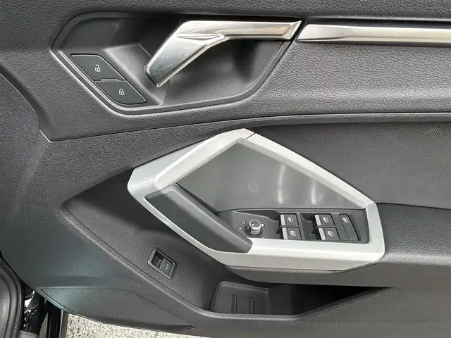 アウディ アウディ Ｑ３ 35TFSI アドバンスド 神奈川県 2022(令4)年 1.3万km ミトスブラックメタリック 純正メモリナビ/BT/B/S/Fカメラ/アダプティブドライブアシスト/アダプティブクルーズコントロール/ドライバーアシストシステム/速度警報/接近警報/レーン逸脱警報/コーナーセンサー/エレクトロニックスタビリティコントロール/アウディプレセンス/前後ドラレコ/ETC2.0/D.N席パワーシート/D.N席シートヒーター/センサー制御式テールゲート/サイド/Wエアバッグ/MTモード付AT/革ハンドル/オートライト/オートマチックハイビーム/アイドリングストップ/ABS/パドルシフト/オールウェザーライト/リヤフォグランプ/ドアミラーヒーター/オールオートパワーウィンドウ/集中ドア/スマートキー