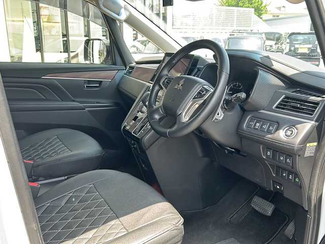 三菱 デリカＤ：５ P 大阪府 2023(令5)年 1万km ホワイトダイヤモンド 全方位カメラ/純正10型ナビ/両側パワースライドドア/リアパワーゲート/シートヒーター（運転席/助手席）/パワーシート（運転席）/ドライブレコーダー/クルーズコントロール/ブラインドスポットモニター/衝突軽減システム/レーンキープアシスト/横滑り防止装置/CD/DVD/Bluetooth/USB/AUX/ETC/オートマチックハイビーム/LEDライト/18インチ純正アルミホイール/保証書、取扱説明書