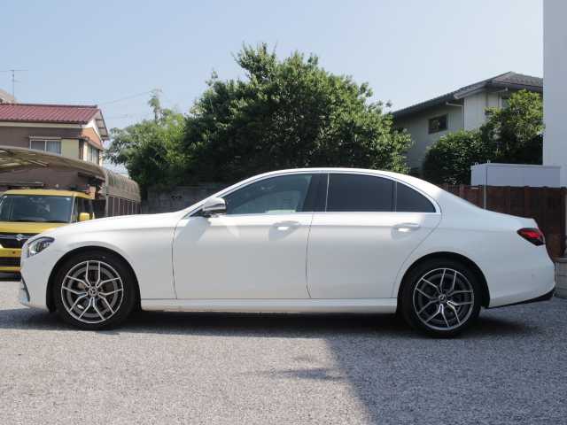 メルセデス・ベンツ Ｍ・ベンツ Ｅ２００ 4マチック スポーツ 千葉県 2022(令4)年 0.6万km ポーラホワイト パノラミックスライディングルーフ/Burmesterサラウンドサウンドシステム/ヘッドアップディスプレイ/ドライブレコーダー(前後録画)/純正HDDナビ/AM/FM/Bluetooth/USB/フルセグTV/360°カメラ/道路標識アシスト/アクティブレーンキーピングアシスト/アクティブステアリングアシスト/ブラインドスポットモニター/クルーズコントロール(追従式)/黒革シート/前席パワーシート/全席シートヒーター/ETC2.0/パワートランク/LEDヘッドランプ/純正フロアマット/保証書/取説