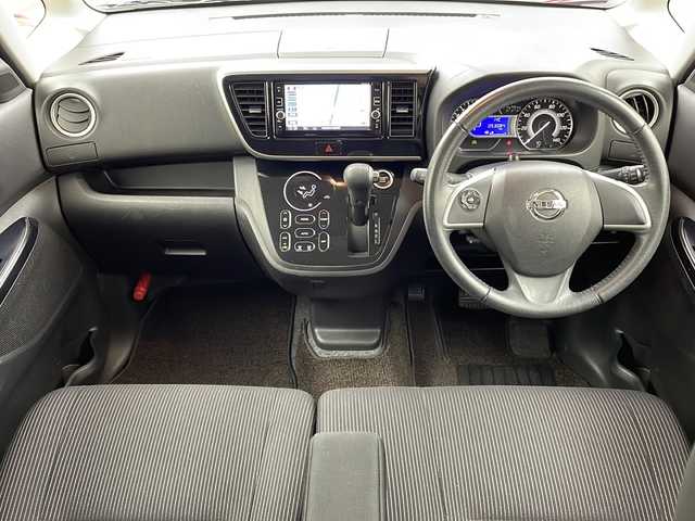 日産 デイズ ルークス ハイウェイスター Xターボ 大阪府 2017(平29)年 5.3万km スパークリングレッドM 純正ナビ/【フルセグTV/Bluetooth/CD/DVD/USB接続】/アラウンドビューモニター/衝突軽減システム/オートハイビーム/アイドリングストップ/片側パワースライドドア/リアサーキュレーター/リアパーソナブルテーブル/後席サンシェード/後席フルフラットシート/ベンチシート/純正14インチAW/純正フロアマット/LEDヘッドライト/オートライト/ステアリングスイッチ/電動格納ミラー/スマートキー/スペアキー1本