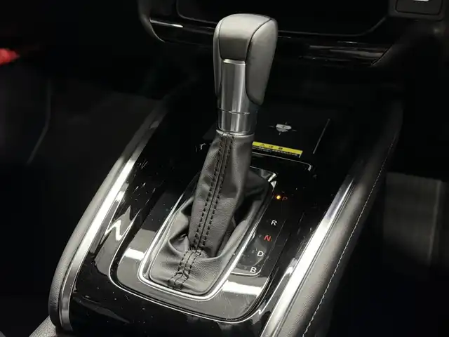 ホンダ ヴェゼル ハイブリッド e:HEV Z 三重県 2025(令7)年 0.1千km クリスタルブラックパール ハイブリッド/FF/MTモード付フロアCVT/純正 9インチナビ/（FM/AM/USB/Bluetooth/CarPlay/AndroidAuto/TV）/バックカメラ/ビルトイン ETC2.0/Honda SENSING/・衝突軽減ブレーキ（CMBS）/・先行車発進お知らせ機能/・路外逸脱抑制機能/・標識認識機能/・渋滞追従機能付アダプティブクルーズコントロール（ACC）/・車線維持支援システム（LKAS）/・トラフィックジャムアシスト（渋滞運転支援機能）/・ブラインドスポットインフォメーション/・誤発進抑制機能/・後方誤発進抑制機能/・近距離衝突軽減ブレーキ/・パーキングセンサーシステム/・【OP】後退出庫サポート/・アダプティブドライビングビーム/装備/・ハンズフリーアクセスパワーテールゲート（電動バックドア）/・ハーフレザーシート/・シートヒーター（D/N）/・ステアリングヒーター/・オートライトシステム/・LEDヘッドライト/・LEDフロントフォグランプ/・ヒルディセントコントロール/・左右独立オートエアコン/・自動防眩ルームミラー/・【OP】ワイヤレス充電器/・プッシュスタート/・純正18inAW/・保/取/・スマートキーx2/など