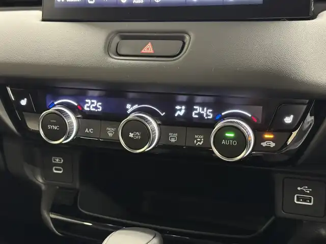 ホンダ ヴェゼル ハイブリッド e:HEV Z 三重県 2025(令7)年 0.1千km クリスタルブラックパール ハイブリッド/FF/MTモード付フロアCVT/純正 9インチナビ/（FM/AM/USB/Bluetooth/CarPlay/AndroidAuto/TV）/バックカメラ/ビルトイン ETC2.0/Honda SENSING/・衝突軽減ブレーキ（CMBS）/・先行車発進お知らせ機能/・路外逸脱抑制機能/・標識認識機能/・渋滞追従機能付アダプティブクルーズコントロール（ACC）/・車線維持支援システム（LKAS）/・トラフィックジャムアシスト（渋滞運転支援機能）/・ブラインドスポットインフォメーション/・誤発進抑制機能/・後方誤発進抑制機能/・近距離衝突軽減ブレーキ/・パーキングセンサーシステム/・【OP】後退出庫サポート/・アダプティブドライビングビーム/装備/・ハンズフリーアクセスパワーテールゲート（電動バックドア）/・ハーフレザーシート/・シートヒーター（D/N）/・ステアリングヒーター/・オートライトシステム/・LEDヘッドライト/・LEDフロントフォグランプ/・ヒルディセントコントロール/・左右独立オートエアコン/・自動防眩ルームミラー/・【OP】ワイヤレス充電器/・プッシュスタート/・純正18inAW/・保/取/・スマートキーx2/など