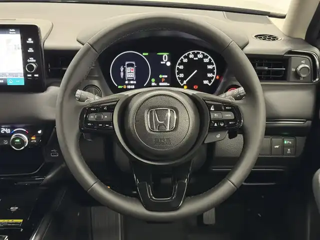 ホンダ ヴェゼル ハイブリッド e:HEV Z 三重県 2025(令7)年 0.1千km クリスタルブラックパール ハイブリッド/FF/MTモード付フロアCVT/純正 9インチナビ/（FM/AM/USB/Bluetooth/CarPlay/AndroidAuto/TV）/バックカメラ/ビルトイン ETC2.0/Honda SENSING/・衝突軽減ブレーキ（CMBS）/・先行車発進お知らせ機能/・路外逸脱抑制機能/・標識認識機能/・渋滞追従機能付アダプティブクルーズコントロール（ACC）/・車線維持支援システム（LKAS）/・トラフィックジャムアシスト（渋滞運転支援機能）/・ブラインドスポットインフォメーション/・誤発進抑制機能/・後方誤発進抑制機能/・近距離衝突軽減ブレーキ/・パーキングセンサーシステム/・【OP】後退出庫サポート/・アダプティブドライビングビーム/装備/・ハンズフリーアクセスパワーテールゲート（電動バックドア）/・ハーフレザーシート/・シートヒーター（D/N）/・ステアリングヒーター/・オートライトシステム/・LEDヘッドライト/・LEDフロントフォグランプ/・ヒルディセントコントロール/・左右独立オートエアコン/・自動防眩ルームミラー/・【OP】ワイヤレス充電器/・プッシュスタート/・純正18inAW/・保/取/・スマートキーx2/など