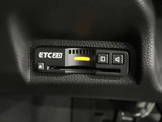 ホンダ ヴェゼル ハイブリッド e:HEV Z 三重県 2025(令7)年 0.1千km クリスタルブラックパール ハイブリッド/FF/MTモード付フロアCVT/純正 9インチナビ/（FM/AM/USB/Bluetooth/CarPlay/AndroidAuto/TV）/バックカメラ/ビルトイン ETC2.0/Honda SENSING/・衝突軽減ブレーキ（CMBS）/・先行車発進お知らせ機能/・路外逸脱抑制機能/・標識認識機能/・渋滞追従機能付アダプティブクルーズコントロール（ACC）/・車線維持支援システム（LKAS）/・トラフィックジャムアシスト（渋滞運転支援機能）/・ブラインドスポットインフォメーション/・誤発進抑制機能/・後方誤発進抑制機能/・近距離衝突軽減ブレーキ/・パーキングセンサーシステム/・【OP】後退出庫サポート/・アダプティブドライビングビーム/装備/・ハンズフリーアクセスパワーテールゲート（電動バックドア）/・ハーフレザーシート/・シートヒーター（D/N）/・ステアリングヒーター/・オートライトシステム/・LEDヘッドライト/・LEDフロントフォグランプ/・ヒルディセントコントロール/・左右独立オートエアコン/・自動防眩ルームミラー/・【OP】ワイヤレス充電器/・プッシュスタート/・純正18inAW/・保/取/・スマートキーx2/など