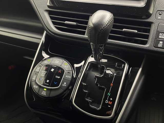 トヨタ ヴォクシー ZS 煌Ⅱ 宮崎県 2020(令2)年 2.8万km ブラッキッシュアゲハガラスフレーク Toyota Safety Sense/〇プリクラシュセーフティ/〇レーンディパーチャーアラート/〇パーキングサポートブレーキ/〇クリアランスソナー/〇オートマチックハイビーム/〇先行車発進告知/純正7インチSDナビ/フルセグTV/CD/DVD/Bluetooth/社外後席フリップダウンモニター/両側パワースライドドア/クルーズコントロール/ビルトインETC/純正16インチAW/スマートキー×2/アイドリングストップ