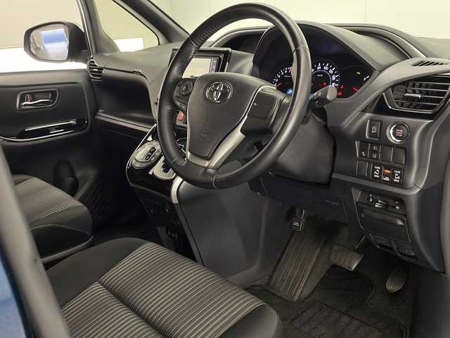 トヨタ ヴォクシー ZS 煌Ⅱ 宮崎県 2020(令2)年 2.8万km ブラッキッシュアゲハガラスフレーク Toyota Safety Sense/〇プリクラシュセーフティ/〇レーンディパーチャーアラート/〇パーキングサポートブレーキ/〇クリアランスソナー/〇オートマチックハイビーム/〇先行車発進告知/純正7インチSDナビ/フルセグTV/CD/DVD/Bluetooth/社外後席フリップダウンモニター/両側パワースライドドア/クルーズコントロール/ビルトインETC/純正16インチAW/スマートキー×2/アイドリングストップ
