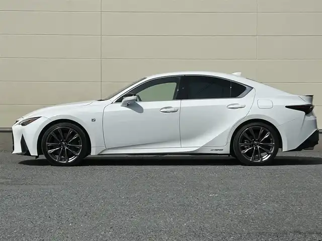 レクサス ＩＳ 300h Fスポーツ 茨城県 2021(令3)年 5.7万km ホワイトノーヴァガラスフレーク 三眼ＬＥＤ/Ｆスポーツ/純正ナビ/Bluetooth接続/フルセグTV/全方位カメラ/前方ドライブレコーダー/レーダークルーズコントロール/パドルシフト/本革シート/シートヒーター/パワーバックドア/ビルトインＥＴＣ/パドルシフト