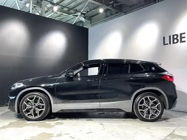 ＢＭＷ Ｘ２ xDrive20i MスポーツX 道央・札幌 2018(平30)年 1.9万km サファイアブラックP ドライビング・アシスト・プラス/・ACC/ドライビング・アシスト/・レーン・ディパーチャー・ウォーニング/・前車接近警告機能/・衝突回避。被害軽減ブレーキ/リアビューカメラ/LEDヘッドライト/オートライト/シートヒーター（D/N）/パワーテールゲート/パドルシフト/純正１９インチAW/純正フロアマット/前後ドライブレコーダー/アンビエントライト/BMWヘッドアップディスプレイ/HDDナビ/ETC