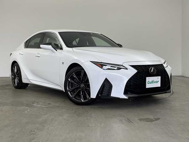 レクサス ＩＳ 300h Fスポーツ 兵庫県 2022(令4)年 2.8万km ホワイトノーヴァガラスフレーク ・10.3インチタッチワイドディスプレイナビ/・TV/CD/DVD/SD/USB/Miracast/Bluetooth/・バックカメラ/・ビルトインETC2.0/・Lexus Safety System +/・プリクラッシュセーフティ/・レーントレーシングアシスト/・オートマチックハイビーム/・レーダークルーズコントロール（全車速追従機能付）/・ロードサインアシスト/・先行車発進告知機能/・ドライバー異常時対応システム/・ブラインドスポットモニター/・パーキングサポートブレーキ/・パーキングサポートアラート/・革巻きステアリング/・ステアリングヒーター/・パドルシフト/・F SPORT専用L texスポーツシート/・前席パワーシート/・前席シートヒーター/・三眼LEDヘッドランプ/・純正フロアマット/・純正19インチアルミホイール/・リヤスポイラー