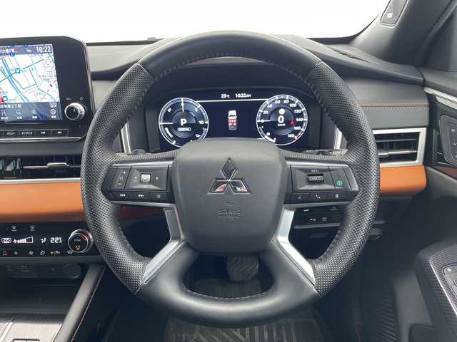 三菱 アウトランダー ＰＨＥＶ P 愛知県 2022(令4)年 1.1万km ホワイトダイヤモンド プレミアムサウンドBOSE/純正9型ディズプレイオーディオナビ/全方位カメラ/クルーズコントロール/シートヒーター/バックカメラ/電動リアゲート/パワーシート/ヘッドアップディスプレイ/コーナーセンサー/純正アルミホイール/ETC2.0/ブラインドスポットモニター/LEDヘッドライト/パドルシフト/ステアリングヒーター/オートマチックハイビーム/ワイヤレス充電機/衝突軽減システム/フルセグ/Bluetooth/ステアリングスイッチ/スマートキー/プッシュスタート