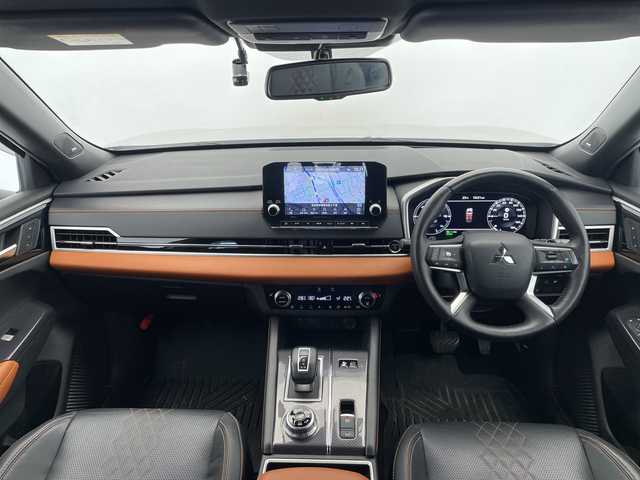 三菱 アウトランダー ＰＨＥＶ P 愛知県 2022(令4)年 1.1万km ホワイトダイヤモンド プレミアムサウンドBOSE/純正9型ディズプレイオーディオナビ/全方位カメラ/クルーズコントロール/シートヒーター/バックカメラ/電動リアゲート/パワーシート/ヘッドアップディスプレイ/コーナーセンサー/純正アルミホイール/ETC2.0/ブラインドスポットモニター/LEDヘッドライト/パドルシフト/ステアリングヒーター/オートマチックハイビーム/ワイヤレス充電機/衝突軽減システム/フルセグ/Bluetooth/ステアリングスイッチ/スマートキー/プッシュスタート