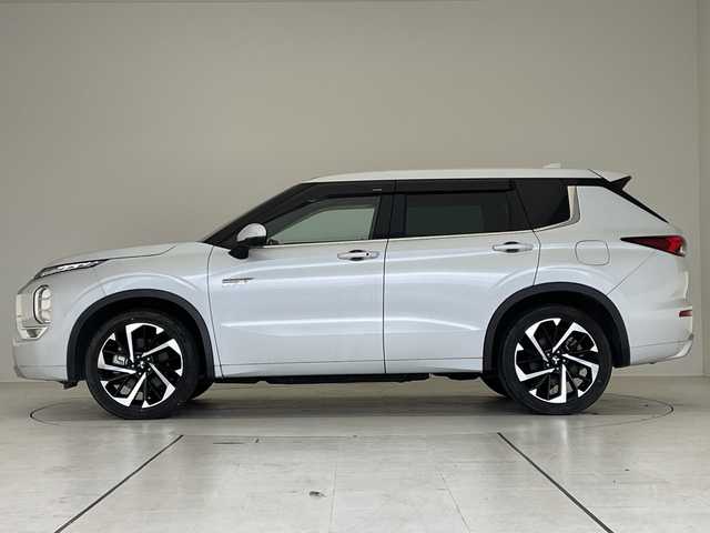 三菱 アウトランダー ＰＨＥＶ P 愛知県 2022(令4)年 1.1万km ホワイトダイヤモンド プレミアムサウンドBOSE/純正9型ディズプレイオーディオナビ/全方位カメラ/クルーズコントロール/シートヒーター/バックカメラ/電動リアゲート/パワーシート/ヘッドアップディスプレイ/コーナーセンサー/純正アルミホイール/ETC2.0/ブラインドスポットモニター/LEDヘッドライト/パドルシフト/ステアリングヒーター/オートマチックハイビーム/ワイヤレス充電機/衝突軽減システム/フルセグ/Bluetooth/ステアリングスイッチ/スマートキー/プッシュスタート