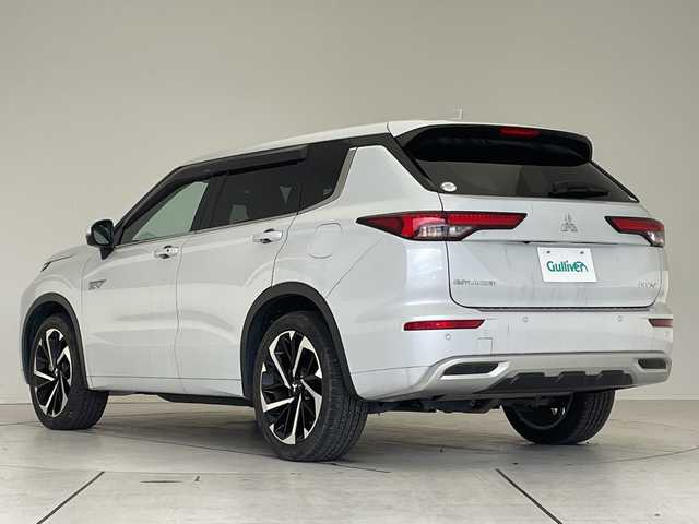 三菱 アウトランダー ＰＨＥＶ P 愛知県 2022(令4)年 1.1万km ホワイトダイヤモンド プレミアムサウンドBOSE/純正9型ディズプレイオーディオナビ/全方位カメラ/クルーズコントロール/シートヒーター/バックカメラ/電動リアゲート/パワーシート/ヘッドアップディスプレイ/コーナーセンサー/純正アルミホイール/ETC2.0/ブラインドスポットモニター/LEDヘッドライト/パドルシフト/ステアリングヒーター/オートマチックハイビーム/ワイヤレス充電機/衝突軽減システム/フルセグ/Bluetooth/ステアリングスイッチ/スマートキー/プッシュスタート
