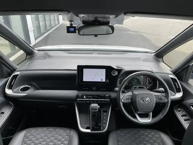 トヨタ ヴォクシー S－Z 道央・札幌 2023(令5)年 5.8万km ホワイトパールクリスタルシャイン ４WD/寒冷地仕様/純正ディスプレイオーディオ（ナビ機能付き）/AM/FM/BT/トヨタセーフティセンス/プリクラッシュセーフティ/横滑り防止装置/レーダークルーズコントロール/レーンキープアシスト/パーキングアシスト/クリアランスソナー/ブラインドスポットモニター/PDA/RCTA/RCD/PKSB/SEA/RSA/AdvancedDrive/LCA/FCTA/パノラミックビューモニター/ビルトインETC/ドライブレコーダー/ECOMODE/ワイパーデアイサー/両側パワースライドドア/パワーバックドア/前席/２列目シートヒーター/ハーフレザーシート/革巻きステアリング/ステアリングリモコン/ハンドルヒーター/電動パーキング/ブレーキホールド/MTモード付AT/プッシュスタート/スマートキー/LEDヘッドライト/オートライト/オートハイビーム/電動格納ミラー/ウィンカーミラー/フロアマット/レンタカー登録