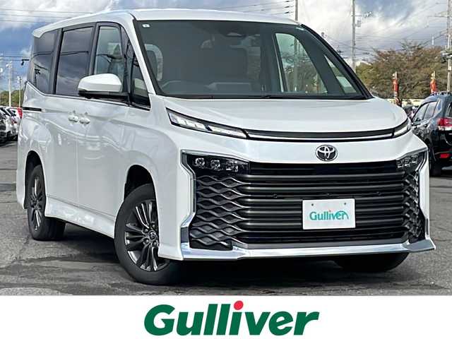 トヨタ ヴォクシー S－Z 道央・札幌 2023(令5)年 5.8万km ホワイトパールクリスタルシャイン ４WD/寒冷地仕様/純正ディスプレイオーディオ（ナビ機能付き）/AM/FM/BT/トヨタセーフティセンス/プリクラッシュセーフティ/横滑り防止装置/レーダークルーズコントロール/レーンキープアシスト/パーキングアシスト/クリアランスソナー/ブラインドスポットモニター/PDA/RCTA/RCD/PKSB/SEA/RSA/AdvancedDrive/LCA/FCTA/パノラミックビューモニター/ビルトインETC/ドライブレコーダー/ECOMODE/ワイパーデアイサー/両側パワースライドドア/パワーバックドア/前席/２列目シートヒーター/ハーフレザーシート/革巻きステアリング/ステアリングリモコン/ハンドルヒーター/電動パーキング/ブレーキホールド/MTモード付AT/プッシュスタート/スマートキー/LEDヘッドライト/オートライト/オートハイビーム/電動格納ミラー/ウィンカーミラー/フロアマット/レンタカー登録