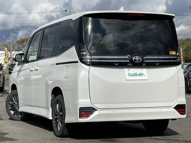 トヨタ ヴォクシー S－Z 道央・札幌 2023(令5)年 5.8万km ホワイトパールクリスタルシャイン ４WD/寒冷地仕様/純正ディスプレイオーディオ（ナビ機能付き）/AM/FM/BT/トヨタセーフティセンス/プリクラッシュセーフティ/横滑り防止装置/レーダークルーズコントロール/レーンキープアシスト/パーキングアシスト/クリアランスソナー/ブラインドスポットモニター/PDA/RCTA/RCD/PKSB/SEA/RSA/AdvancedDrive/LCA/FCTA/パノラミックビューモニター/ビルトインETC/ドライブレコーダー/ECOMODE/ワイパーデアイサー/両側パワースライドドア/パワーバックドア/前席/２列目シートヒーター/ハーフレザーシート/革巻きステアリング/ステアリングリモコン/ハンドルヒーター/電動パーキング/ブレーキホールド/MTモード付AT/プッシュスタート/スマートキー/LEDヘッドライト/オートライト/オートハイビーム/電動格納ミラー/ウィンカーミラー/フロアマット/レンタカー登録