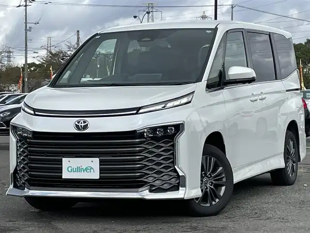 トヨタ ヴォクシー S－Z 道央・札幌 2023(令5)年 5.8万km ホワイトパールクリスタルシャイン ４WD/寒冷地仕様/純正ディスプレイオーディオ（ナビ機能付き）/AM/FM/BT/トヨタセーフティセンス/プリクラッシュセーフティ/横滑り防止装置/レーダークルーズコントロール/レーンキープアシスト/パーキングアシスト/クリアランスソナー/ブラインドスポットモニター/PDA/RCTA/RCD/PKSB/SEA/RSA/AdvancedDrive/LCA/FCTA/パノラミックビューモニター/ビルトインETC/ドライブレコーダー/ECOMODE/ワイパーデアイサー/両側パワースライドドア/パワーバックドア/前席/２列目シートヒーター/ハーフレザーシート/革巻きステアリング/ステアリングリモコン/ハンドルヒーター/電動パーキング/ブレーキホールド/MTモード付AT/プッシュスタート/スマートキー/LEDヘッドライト/オートライト/オートハイビーム/電動格納ミラー/ウィンカーミラー/フロアマット/レンタカー登録