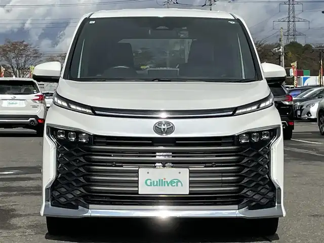 トヨタ ヴォクシー S－Z 道央・札幌 2023(令5)年 5.8万km ホワイトパールクリスタルシャイン ４WD/寒冷地仕様/純正ディスプレイオーディオ（ナビ機能付き）/AM/FM/BT/トヨタセーフティセンス/プリクラッシュセーフティ/横滑り防止装置/レーダークルーズコントロール/レーンキープアシスト/パーキングアシスト/クリアランスソナー/ブラインドスポットモニター/PDA/RCTA/RCD/PKSB/SEA/RSA/AdvancedDrive/LCA/FCTA/パノラミックビューモニター/ビルトインETC/ドライブレコーダー/ECOMODE/ワイパーデアイサー/両側パワースライドドア/パワーバックドア/前席/２列目シートヒーター/ハーフレザーシート/革巻きステアリング/ステアリングリモコン/ハンドルヒーター/電動パーキング/ブレーキホールド/MTモード付AT/プッシュスタート/スマートキー/LEDヘッドライト/オートライト/オートハイビーム/電動格納ミラー/ウィンカーミラー/フロアマット/レンタカー登録