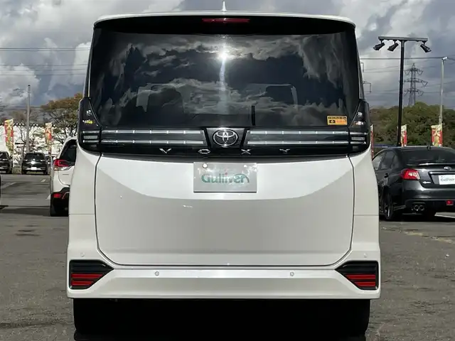 トヨタ ヴォクシー S－Z 道央・札幌 2023(令5)年 5.8万km ホワイトパールクリスタルシャイン ４WD/寒冷地仕様/純正ディスプレイオーディオ（ナビ機能付き）/AM/FM/BT/トヨタセーフティセンス/プリクラッシュセーフティ/横滑り防止装置/レーダークルーズコントロール/レーンキープアシスト/パーキングアシスト/クリアランスソナー/ブラインドスポットモニター/PDA/RCTA/RCD/PKSB/SEA/RSA/AdvancedDrive/LCA/FCTA/パノラミックビューモニター/ビルトインETC/ドライブレコーダー/ECOMODE/ワイパーデアイサー/両側パワースライドドア/パワーバックドア/前席/２列目シートヒーター/ハーフレザーシート/革巻きステアリング/ステアリングリモコン/ハンドルヒーター/電動パーキング/ブレーキホールド/MTモード付AT/プッシュスタート/スマートキー/LEDヘッドライト/オートライト/オートハイビーム/電動格納ミラー/ウィンカーミラー/フロアマット/レンタカー登録