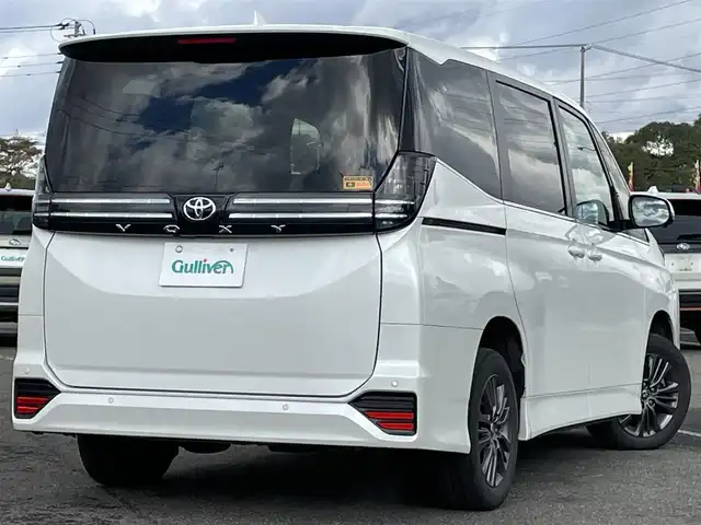 トヨタ ヴォクシー S－Z 道央・札幌 2023(令5)年 5.8万km ホワイトパールクリスタルシャイン ４WD/寒冷地仕様/純正ディスプレイオーディオ（ナビ機能付き）/AM/FM/BT/トヨタセーフティセンス/プリクラッシュセーフティ/横滑り防止装置/レーダークルーズコントロール/レーンキープアシスト/パーキングアシスト/クリアランスソナー/ブラインドスポットモニター/PDA/RCTA/RCD/PKSB/SEA/RSA/AdvancedDrive/LCA/FCTA/パノラミックビューモニター/ビルトインETC/ドライブレコーダー/ECOMODE/ワイパーデアイサー/両側パワースライドドア/パワーバックドア/前席/２列目シートヒーター/ハーフレザーシート/革巻きステアリング/ステアリングリモコン/ハンドルヒーター/電動パーキング/ブレーキホールド/MTモード付AT/プッシュスタート/スマートキー/LEDヘッドライト/オートライト/オートハイビーム/電動格納ミラー/ウィンカーミラー/フロアマット/レンタカー登録