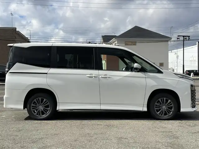 トヨタ ヴォクシー S－Z 道央・札幌 2023(令5)年 5.8万km ホワイトパールクリスタルシャイン ４WD/寒冷地仕様/純正ディスプレイオーディオ（ナビ機能付き）/AM/FM/BT/トヨタセーフティセンス/プリクラッシュセーフティ/横滑り防止装置/レーダークルーズコントロール/レーンキープアシスト/パーキングアシスト/クリアランスソナー/ブラインドスポットモニター/PDA/RCTA/RCD/PKSB/SEA/RSA/AdvancedDrive/LCA/FCTA/パノラミックビューモニター/ビルトインETC/ドライブレコーダー/ECOMODE/ワイパーデアイサー/両側パワースライドドア/パワーバックドア/前席/２列目シートヒーター/ハーフレザーシート/革巻きステアリング/ステアリングリモコン/ハンドルヒーター/電動パーキング/ブレーキホールド/MTモード付AT/プッシュスタート/スマートキー/LEDヘッドライト/オートライト/オートハイビーム/電動格納ミラー/ウィンカーミラー/フロアマット/レンタカー登録