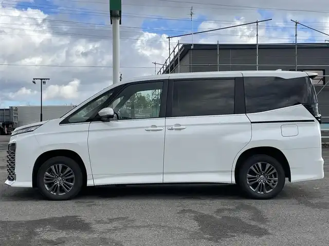 トヨタ ヴォクシー S－Z 道央・札幌 2023(令5)年 5.8万km ホワイトパールクリスタルシャイン ４WD/寒冷地仕様/純正ディスプレイオーディオ（ナビ機能付き）/AM/FM/BT/トヨタセーフティセンス/プリクラッシュセーフティ/横滑り防止装置/レーダークルーズコントロール/レーンキープアシスト/パーキングアシスト/クリアランスソナー/ブラインドスポットモニター/PDA/RCTA/RCD/PKSB/SEA/RSA/AdvancedDrive/LCA/FCTA/パノラミックビューモニター/ビルトインETC/ドライブレコーダー/ECOMODE/ワイパーデアイサー/両側パワースライドドア/パワーバックドア/前席/２列目シートヒーター/ハーフレザーシート/革巻きステアリング/ステアリングリモコン/ハンドルヒーター/電動パーキング/ブレーキホールド/MTモード付AT/プッシュスタート/スマートキー/LEDヘッドライト/オートライト/オートハイビーム/電動格納ミラー/ウィンカーミラー/フロアマット/レンタカー登録