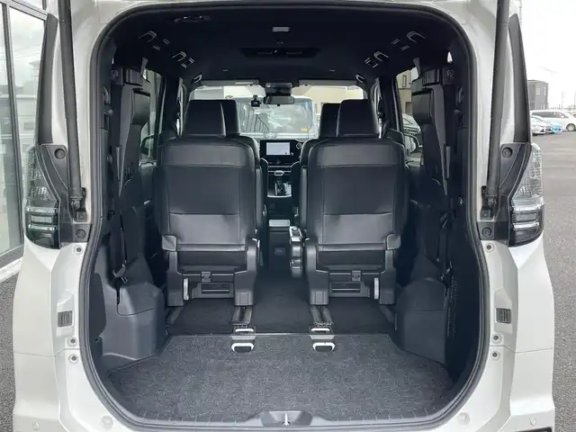 トヨタ ヴォクシー S－Z 道央・札幌 2023(令5)年 5.8万km ホワイトパールクリスタルシャイン ４WD/寒冷地仕様/純正ディスプレイオーディオ（ナビ機能付き）/AM/FM/BT/トヨタセーフティセンス/プリクラッシュセーフティ/横滑り防止装置/レーダークルーズコントロール/レーンキープアシスト/パーキングアシスト/クリアランスソナー/ブラインドスポットモニター/PDA/RCTA/RCD/PKSB/SEA/RSA/AdvancedDrive/LCA/FCTA/パノラミックビューモニター/ビルトインETC/ドライブレコーダー/ECOMODE/ワイパーデアイサー/両側パワースライドドア/パワーバックドア/前席/２列目シートヒーター/ハーフレザーシート/革巻きステアリング/ステアリングリモコン/ハンドルヒーター/電動パーキング/ブレーキホールド/MTモード付AT/プッシュスタート/スマートキー/LEDヘッドライト/オートライト/オートハイビーム/電動格納ミラー/ウィンカーミラー/フロアマット/レンタカー登録