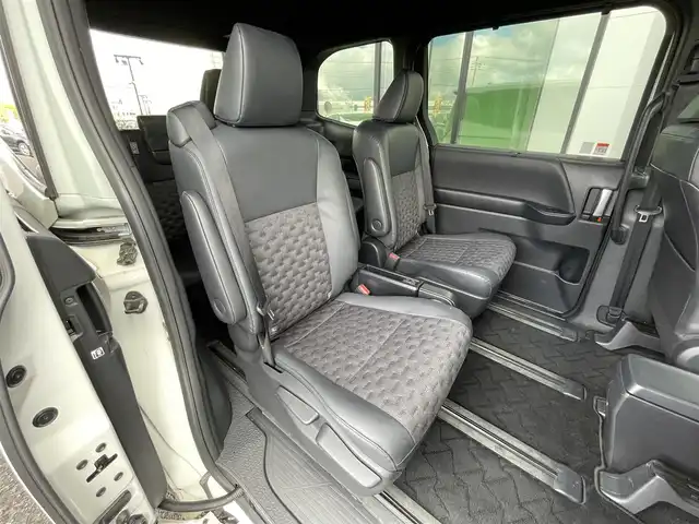 トヨタ ヴォクシー S－Z 道央・札幌 2023(令5)年 5.8万km ホワイトパールクリスタルシャイン ４WD/寒冷地仕様/純正ディスプレイオーディオ（ナビ機能付き）/AM/FM/BT/トヨタセーフティセンス/プリクラッシュセーフティ/横滑り防止装置/レーダークルーズコントロール/レーンキープアシスト/パーキングアシスト/クリアランスソナー/ブラインドスポットモニター/PDA/RCTA/RCD/PKSB/SEA/RSA/AdvancedDrive/LCA/FCTA/パノラミックビューモニター/ビルトインETC/ドライブレコーダー/ECOMODE/ワイパーデアイサー/両側パワースライドドア/パワーバックドア/前席/２列目シートヒーター/ハーフレザーシート/革巻きステアリング/ステアリングリモコン/ハンドルヒーター/電動パーキング/ブレーキホールド/MTモード付AT/プッシュスタート/スマートキー/LEDヘッドライト/オートライト/オートハイビーム/電動格納ミラー/ウィンカーミラー/フロアマット/レンタカー登録